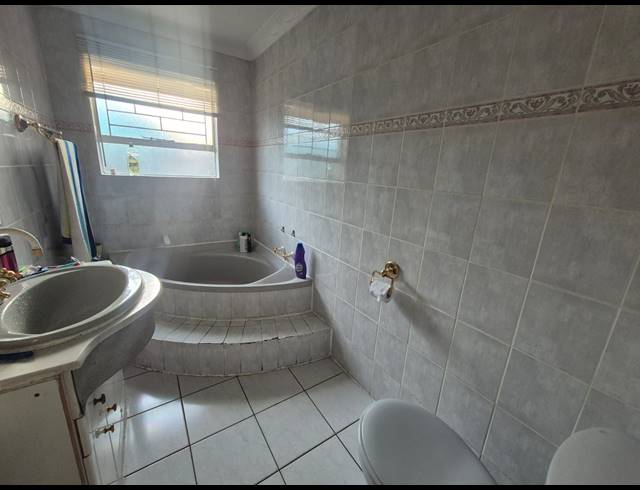 3 BEDROOM TOWNHOUSE FOR SALE IN VANDERBIJLPARK SE 3
